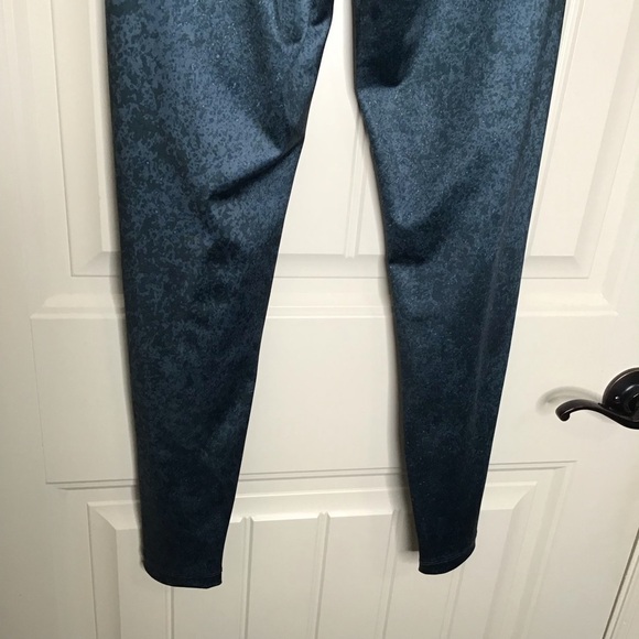 Beyond Yoga Lux High Waist Leggings in Distressed Navy. - Picture 12 of 12